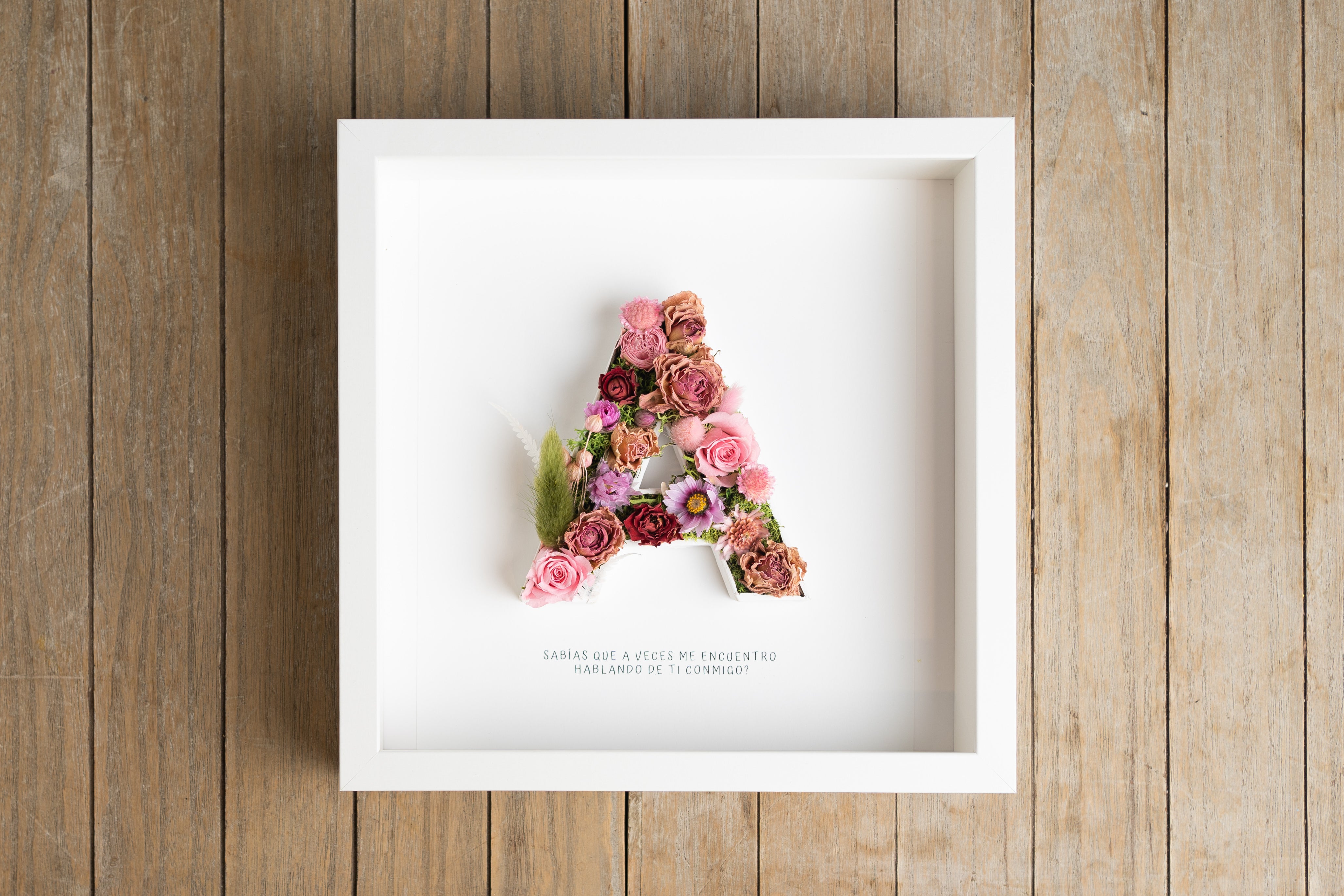 Letra A con flor seca