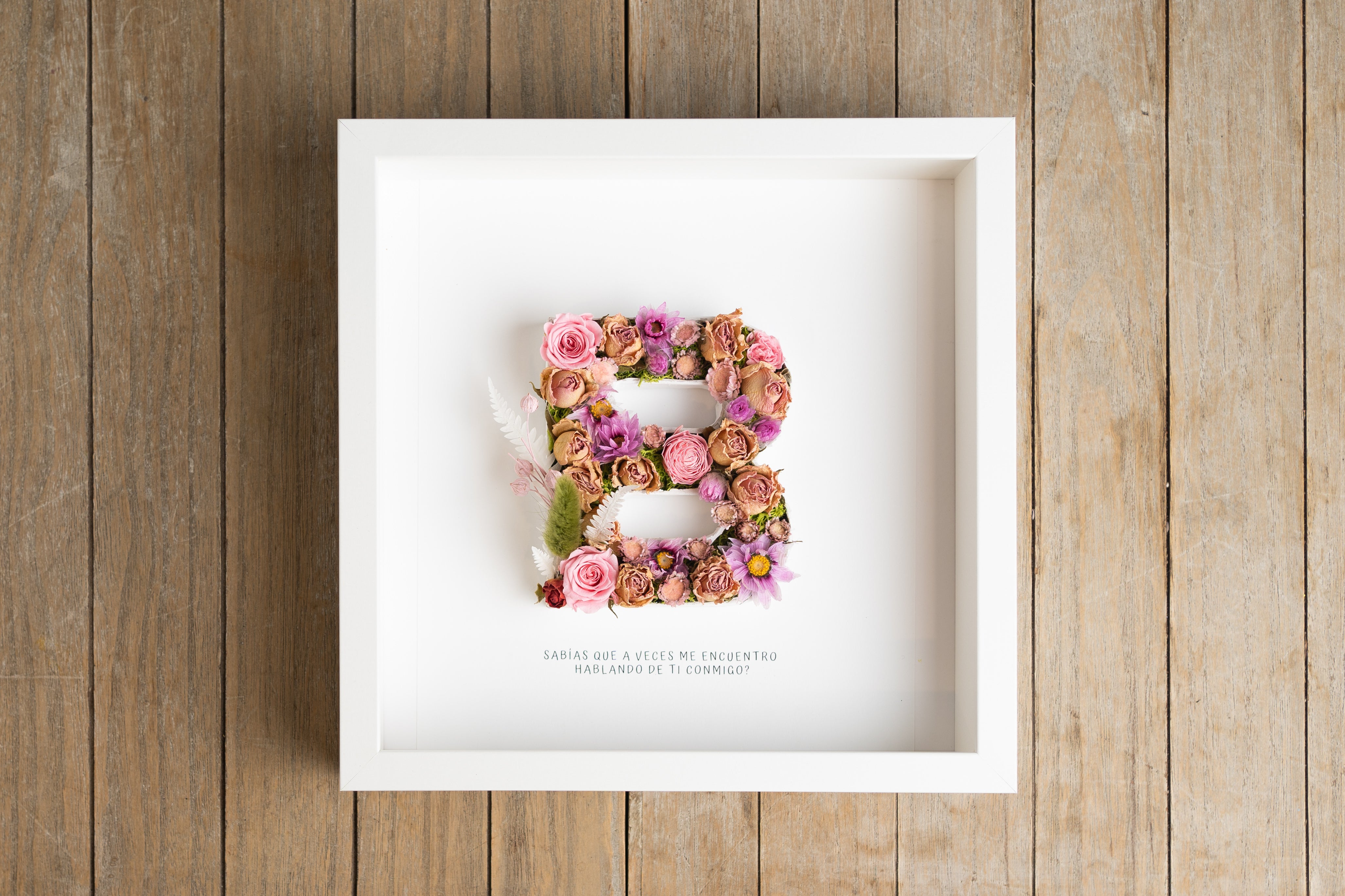 Letra B con flor seca
