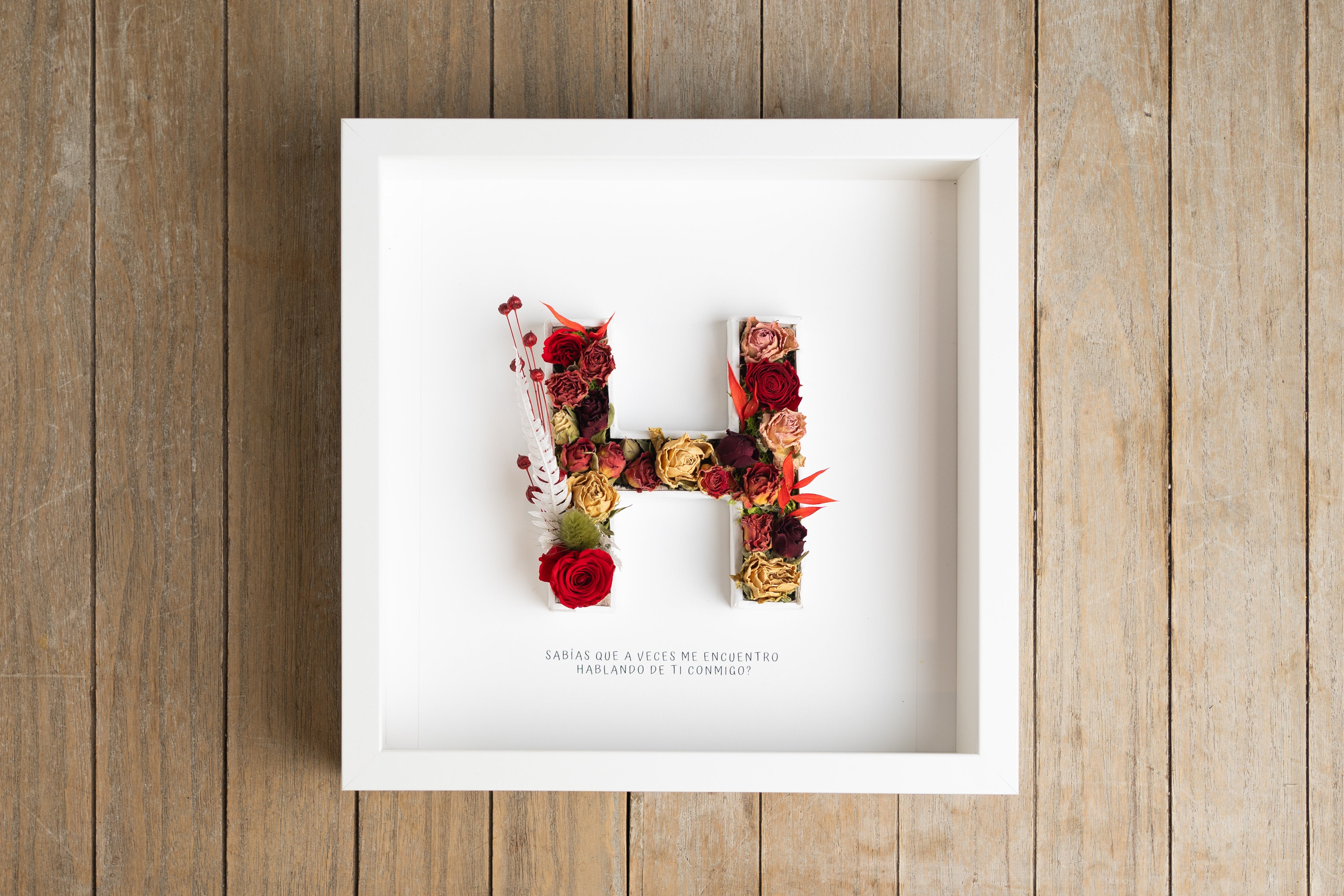 Letra H con flor seca