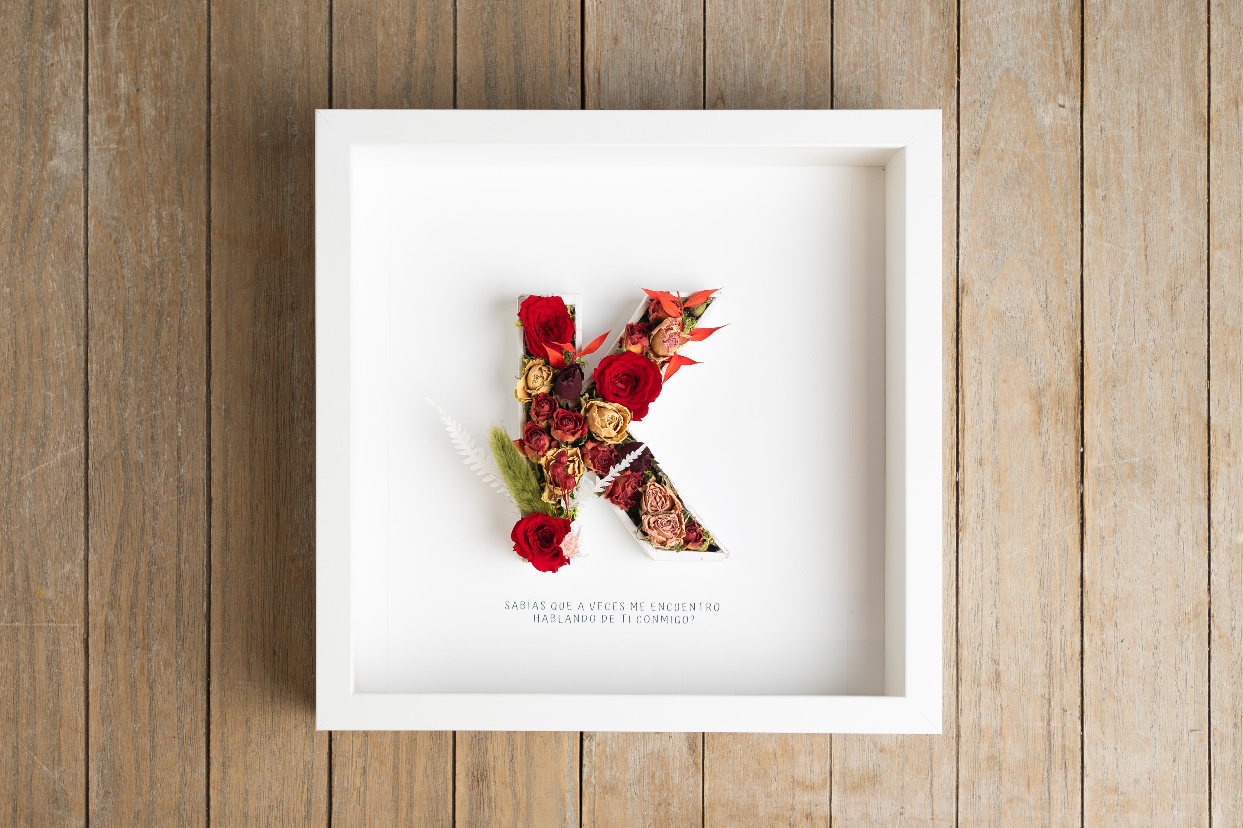 Letra K con flor seca