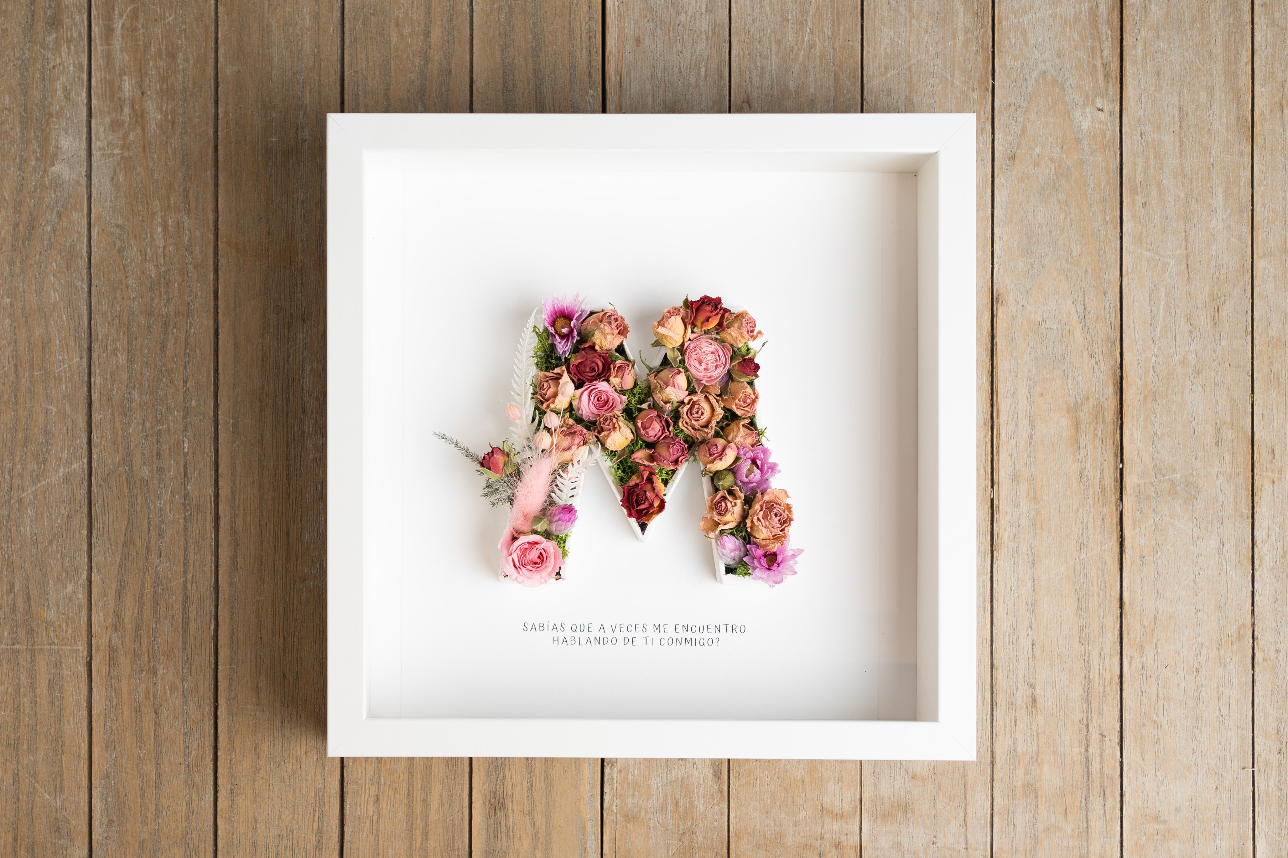 Letra M con flor seca