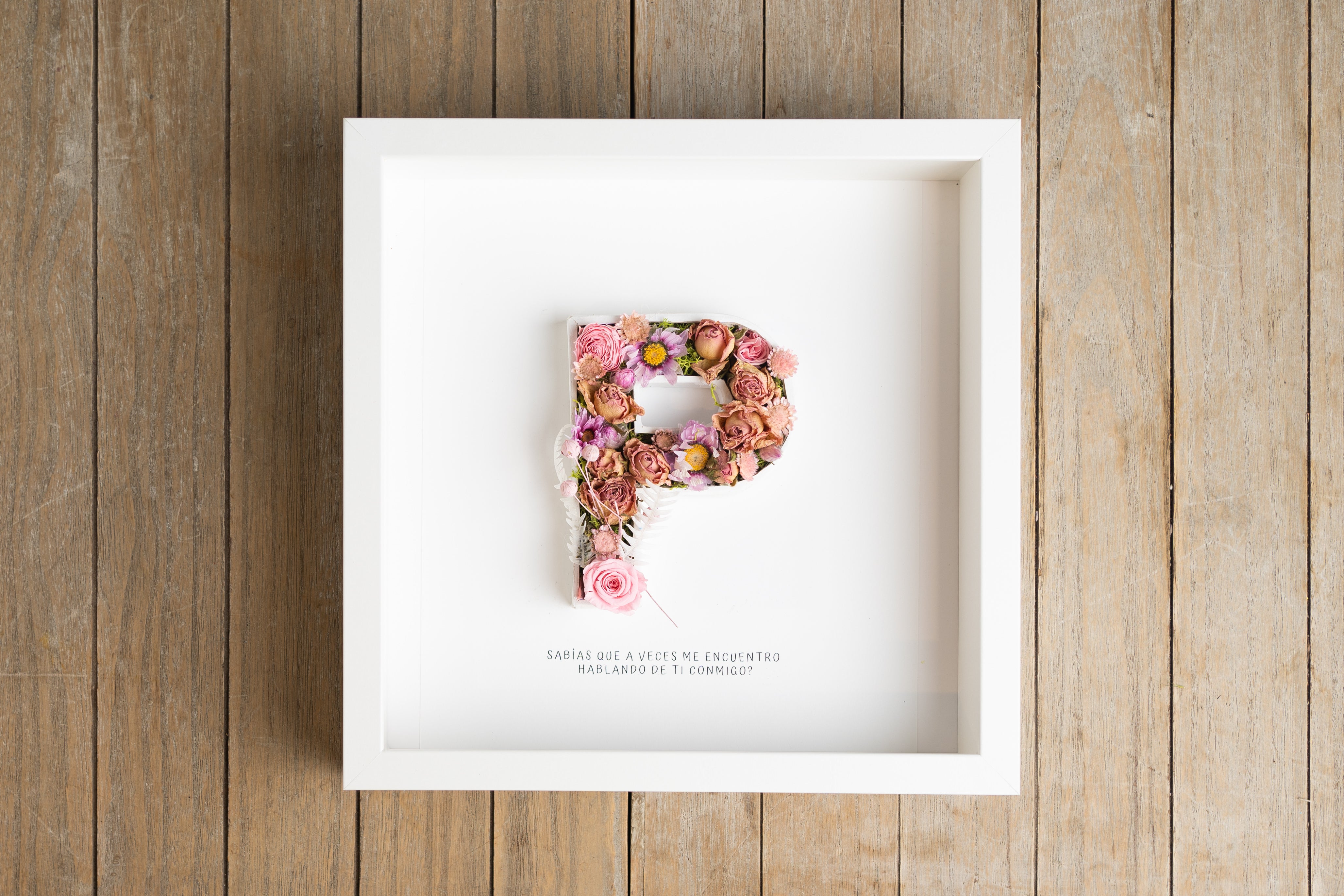 Letra P con flor seca