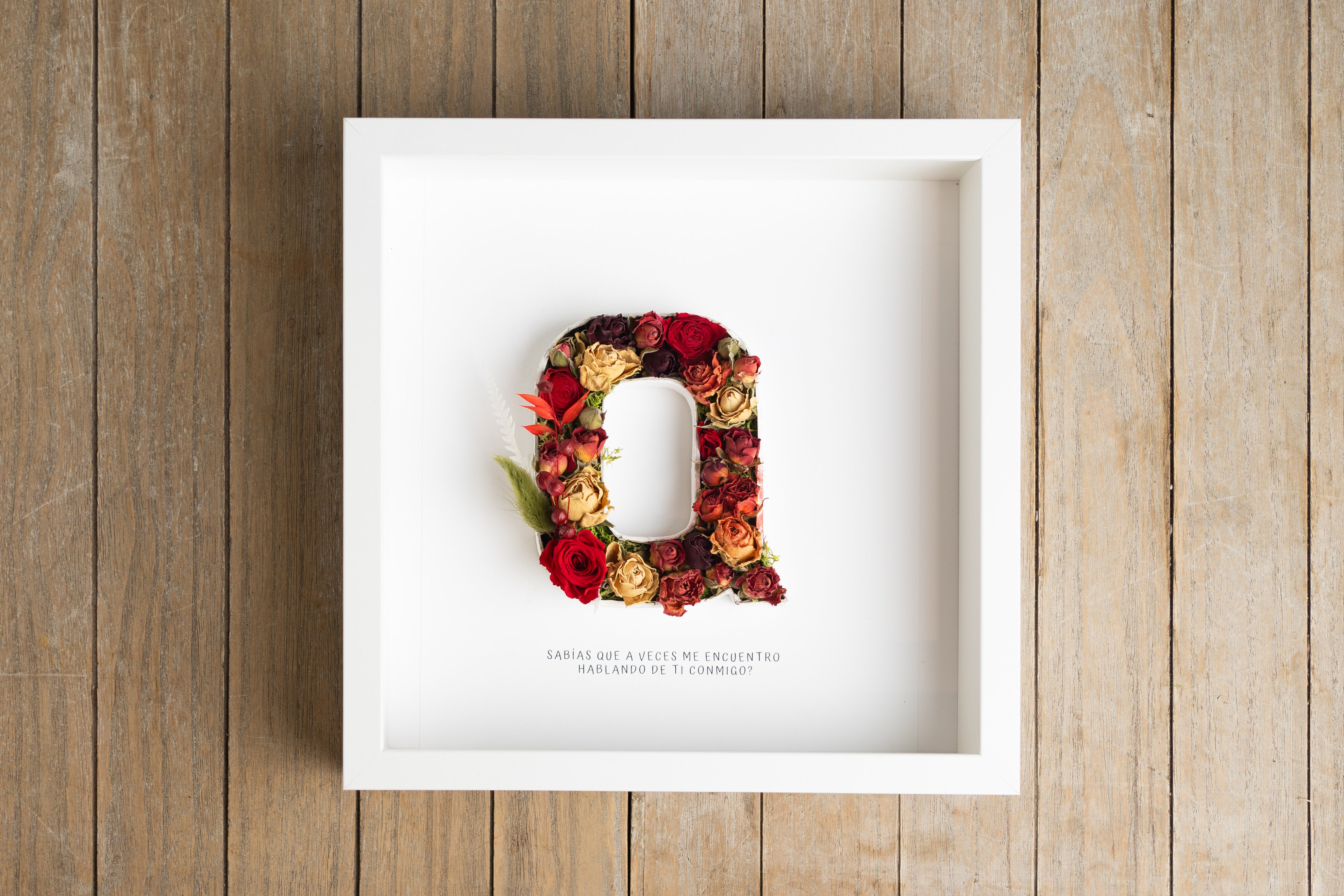 Letra Q con flor seca