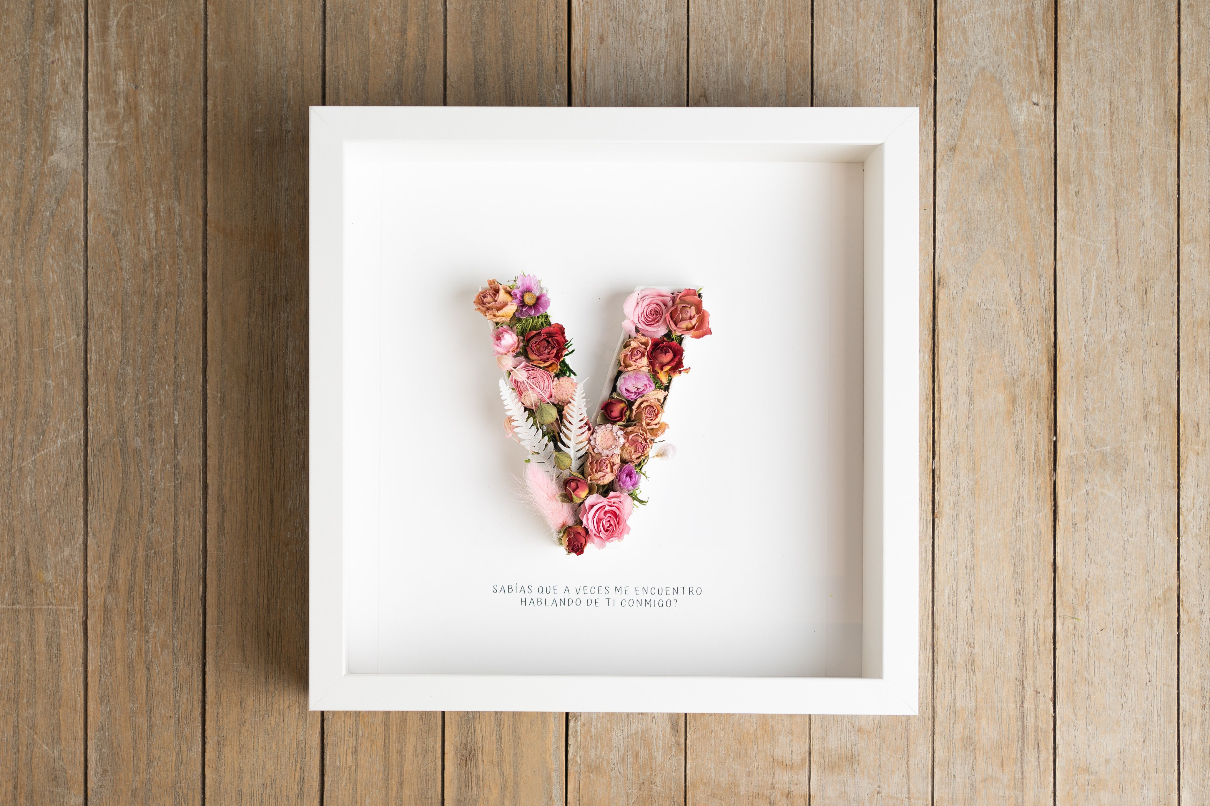 Letra V con flor seca