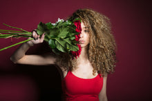Cargar imagen en el visor de la galería, Mujer con vestido rojo y unas rosas rojas 