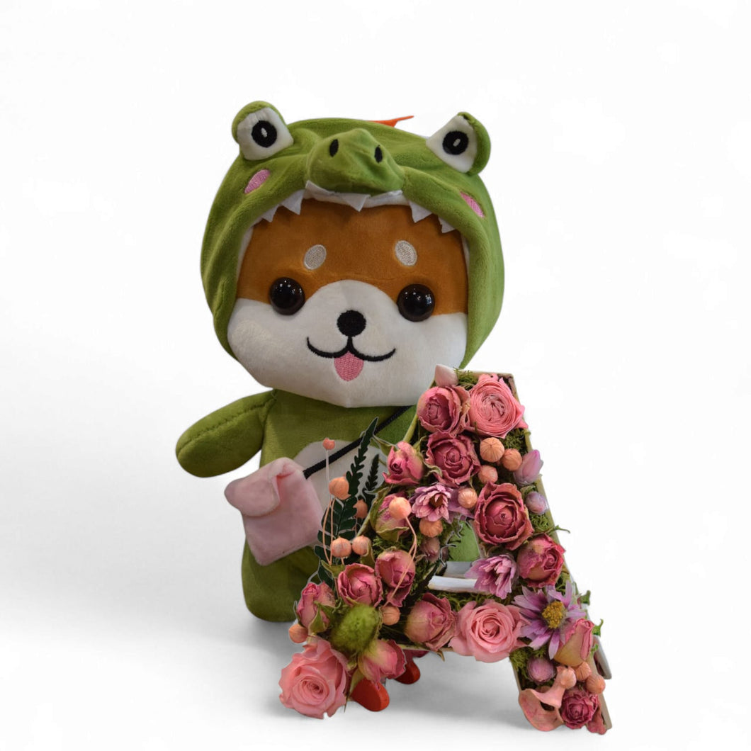 Letra con flores naturales y peluche kawaii