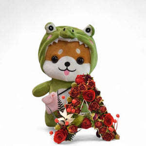 Letra con flores naturales y peluche kawaii