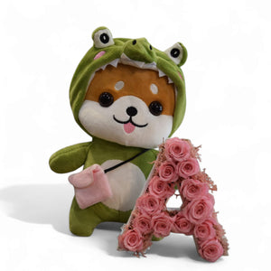 Letra con flores naturales y peluche kawaii